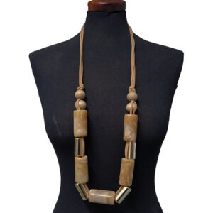 Collana Lunga Realizzata con Componenti in Resina e Cordino in Alcantare Beige