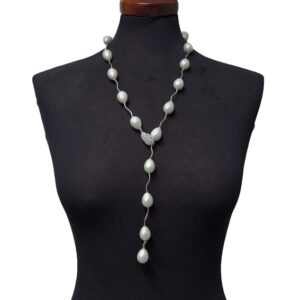 Collana Lunga Realizzata con Pietre in Conchiglia Bianche Lisce Gocce con Chiusura Centrale Regolabile