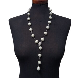 Collana Lunga Realizzata con Pietre in Conchiglia Bianche Lisce Ovali con Chiusura Centrale Regolabile