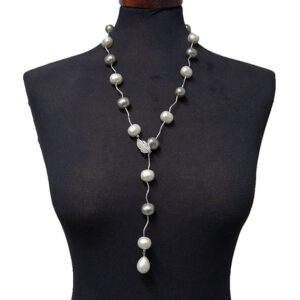 Collana Lunga Realizzata con Pietre in Conchiglia Bianco Grigie Lisce Ovali con Chiusura Centrale Regolabile