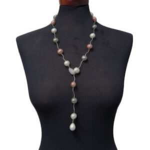 Collana Lunga Realizzata con Pietre in Conchiglia Bianco Rosa Grigie Lisce Ovali con Chiusura Centrale Regolabile