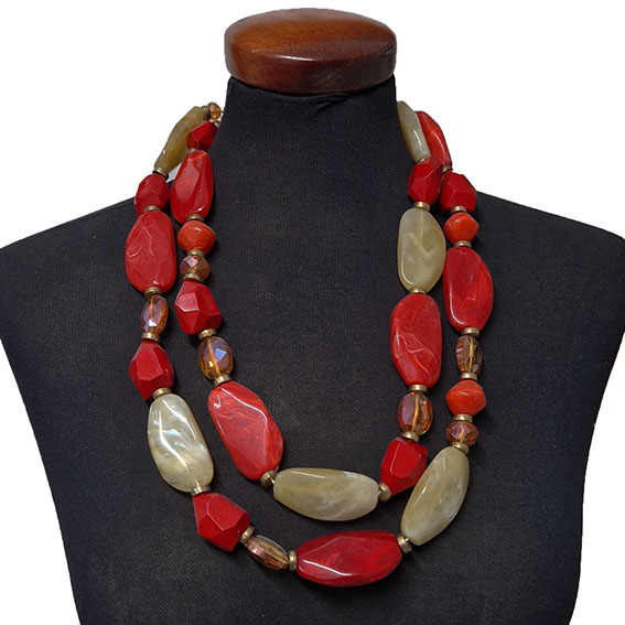 Collana Medio Lunga Realizzata con Componenti in Resina Rossa su due fili